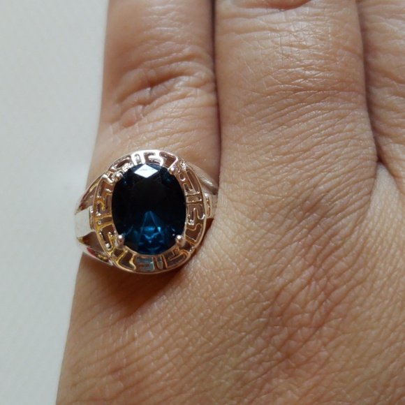 Pretty ,elegant Silver sterling ring new size 4 - Picture 4 of 4